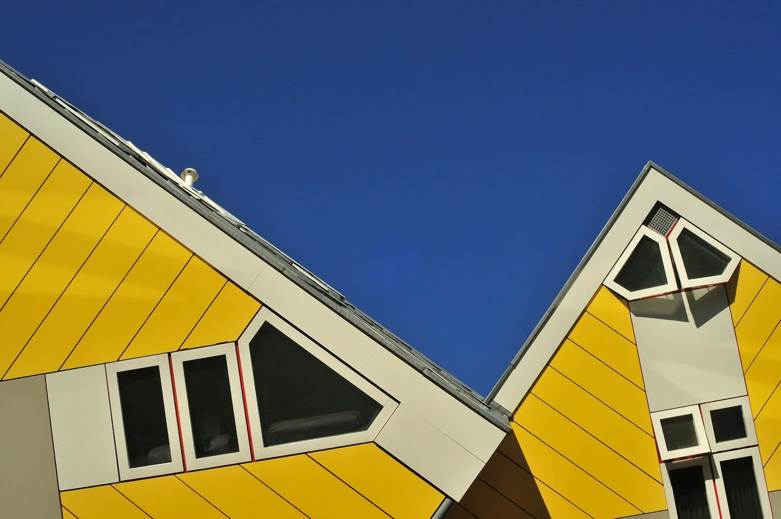 Zonnepanelen Schuin Dak Rotterdam: Kosten & Subsidie